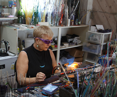 JoBean Chambers demonstrating glass technique