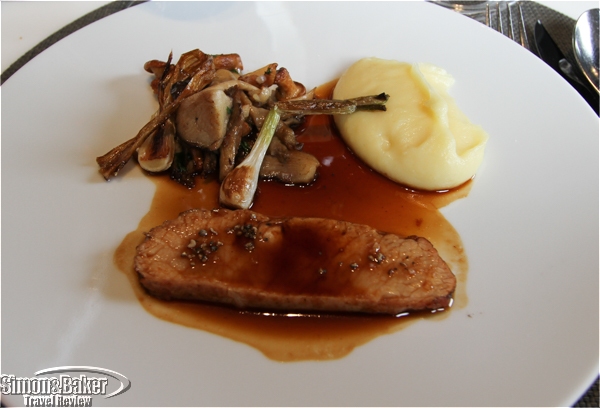 carre de veau rotie, oignons grilles, puree de pommes de terre