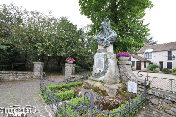 The war memorial in Barbizon